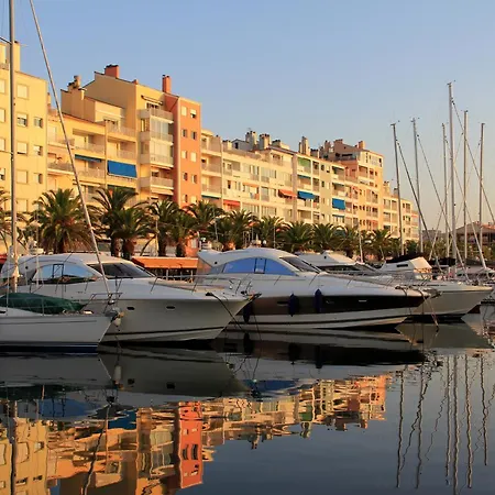 Le Castel Superbe Climatise Pour 4 Personnes Au Centre De アパート イエール
