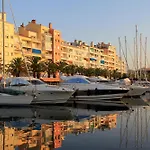 Le Castel Superbe Climatise Pour 4 Personnes Au Centre De Apartment Hyeres