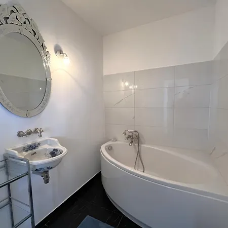 Le Castel Superbe Climatise Pour 4 Personnes Au Centre De Hyeres