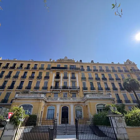 Le Castel Superbe Climatise Pour 4 Personnes Au Centre De Apartment