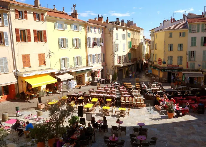 Апартаменти Le Castel Superbe Climatise Pour 4 Personnes Au Centre De Єр