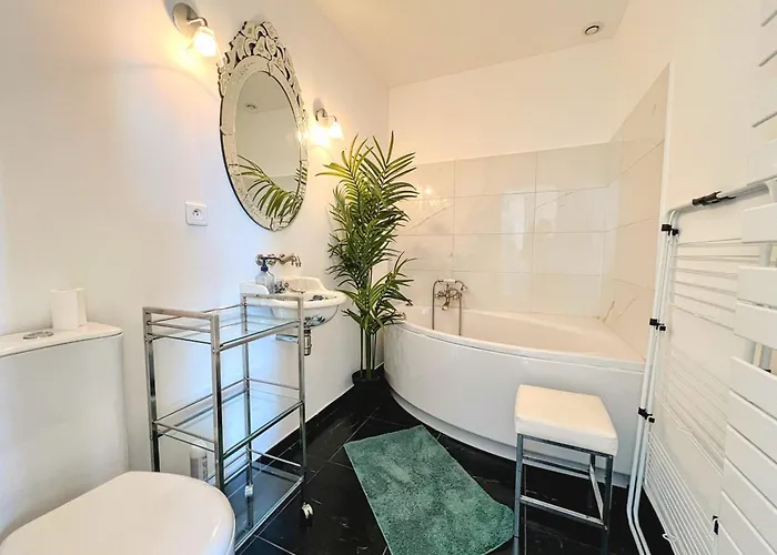 Апартаменти Le Castel Superbe Climatise Pour 4 Personnes Au Centre De